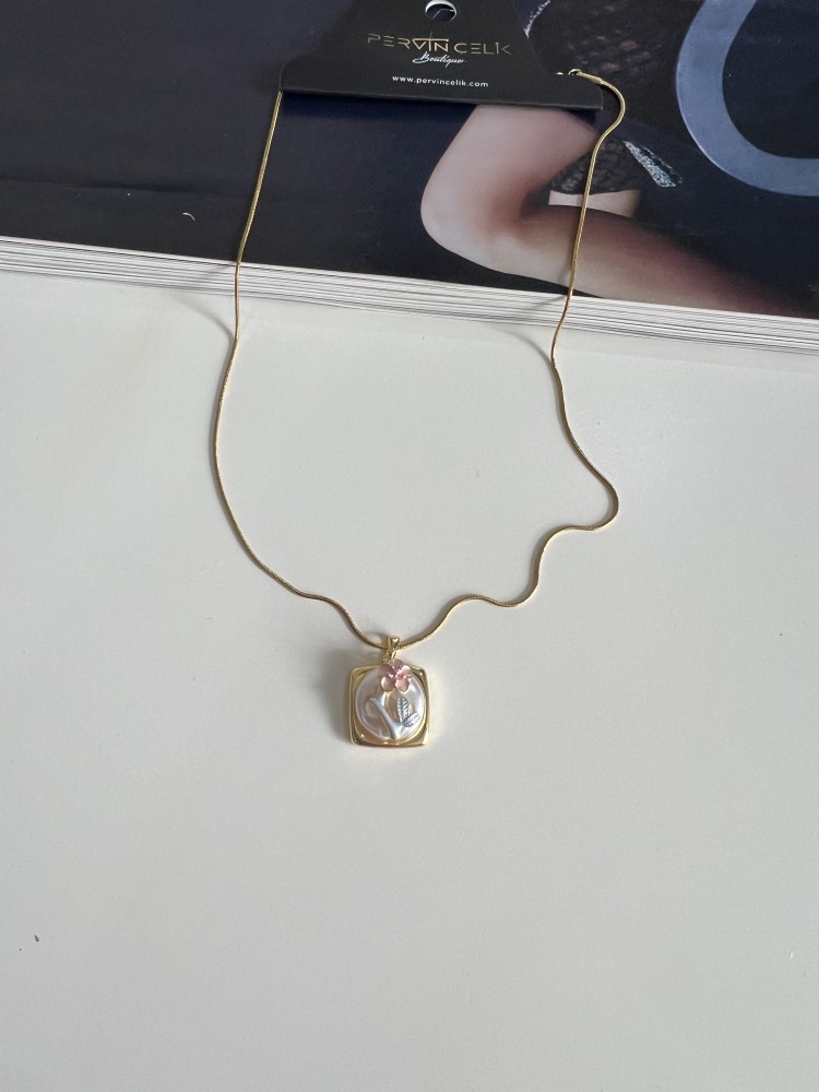 Pervin Çelik Vintage  Çiçek Detaylı  Çelik Kolye
