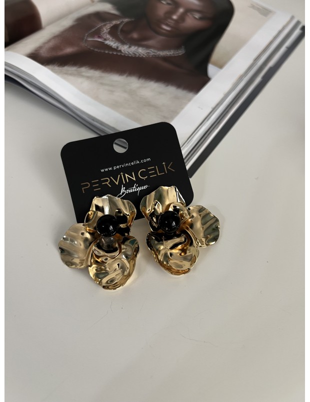 Premium Kalite Gold Siyah İnci Detaylı Çiçek Küpe