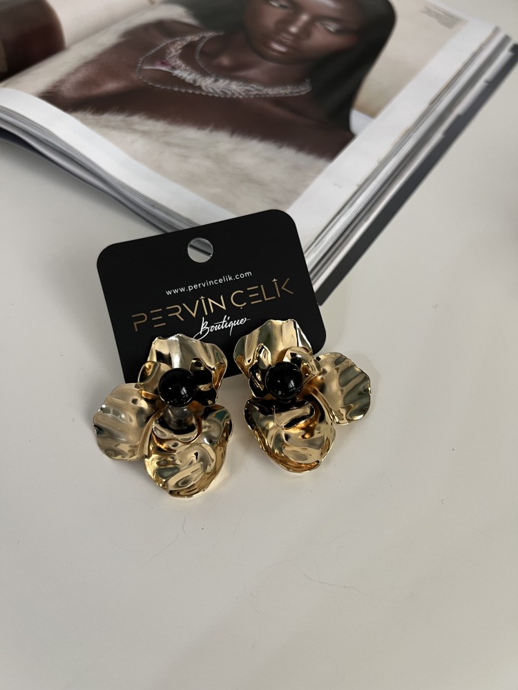 Premium Kalite Gold Siyah İnci Detaylı Çiçek Küpe