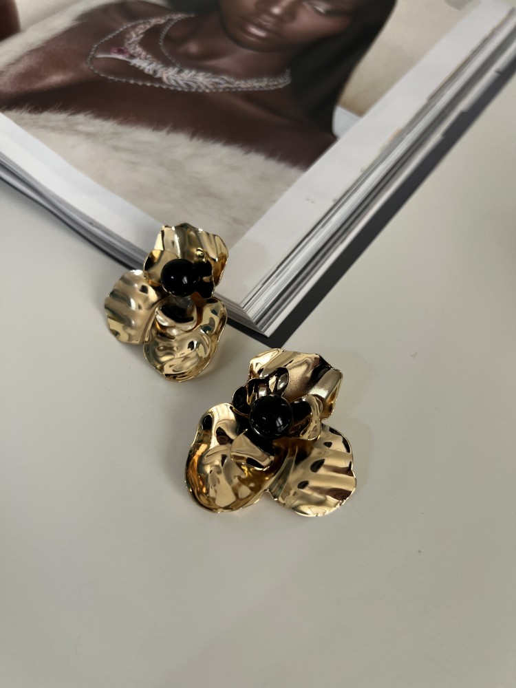 Premium Kalite Gold Siyah İnci Detaylı Çiçek Küpe