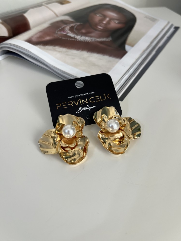 Premium Kalite Gold Beyaz İnci Detaylı Çiçek Küpe