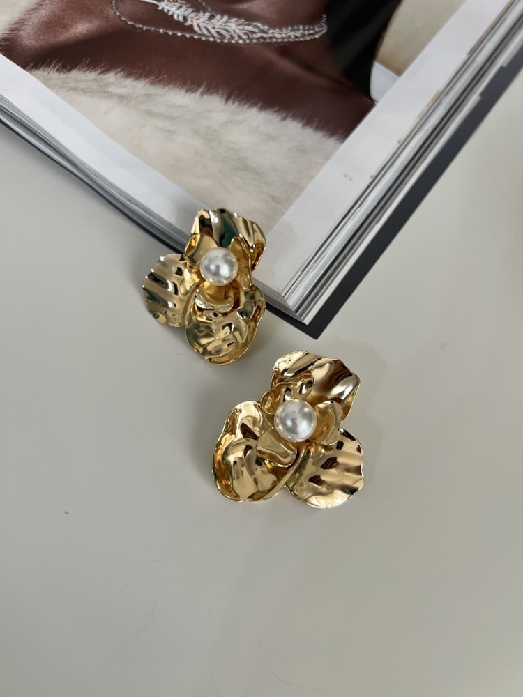 Premium Kalite Gold Beyaz İnci Detaylı Çiçek Küpe