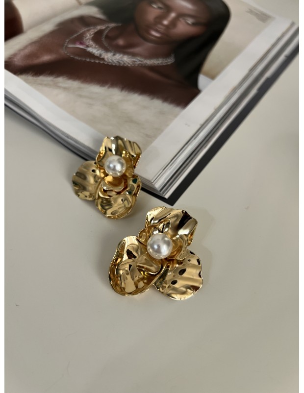 Premium Kalite Gold Beyaz İnci Detaylı Çiçek Küpe