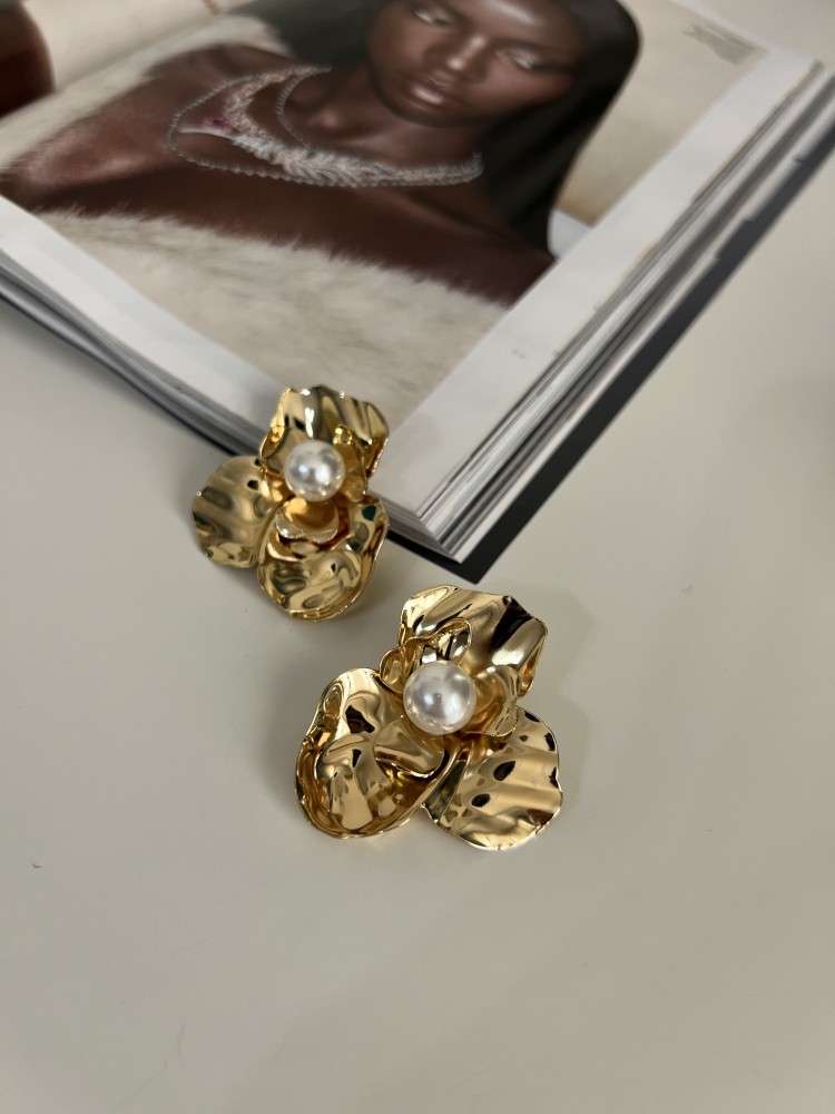 Premium Kalite Gold Beyaz İnci Detaylı Çiçek Küpe