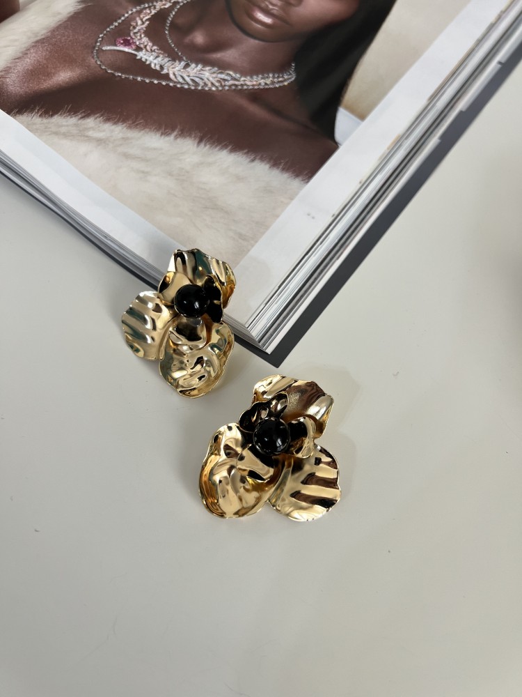 Premium Kalite Gold Siyah İnci Detaylı Çiçek Küpe