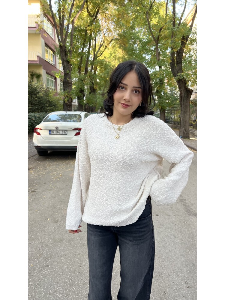 Beyaz Bisiklet Yaka Salaş Triko Kazak