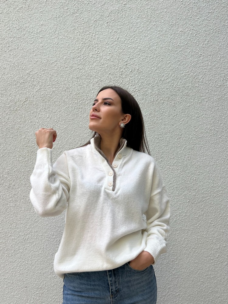 Beyaz Yaka Düğme Detaylı Triko Kazak