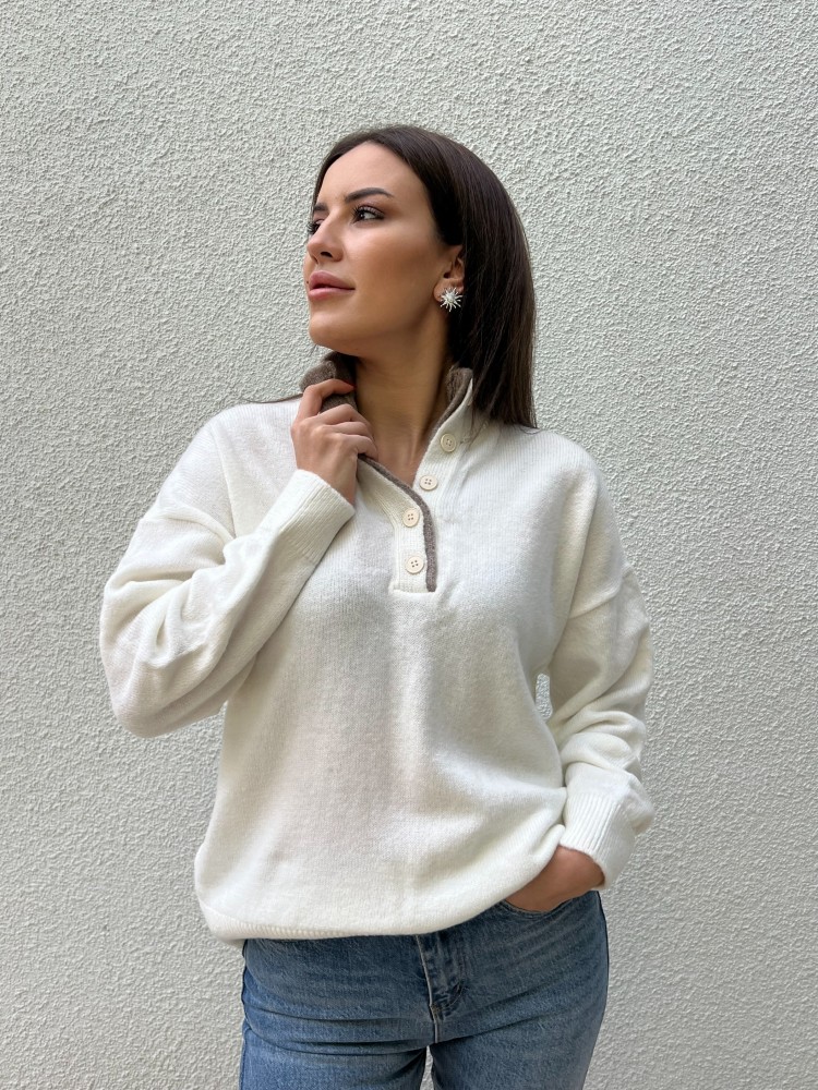 Beyaz Yaka Düğme Detaylı Triko Kazak