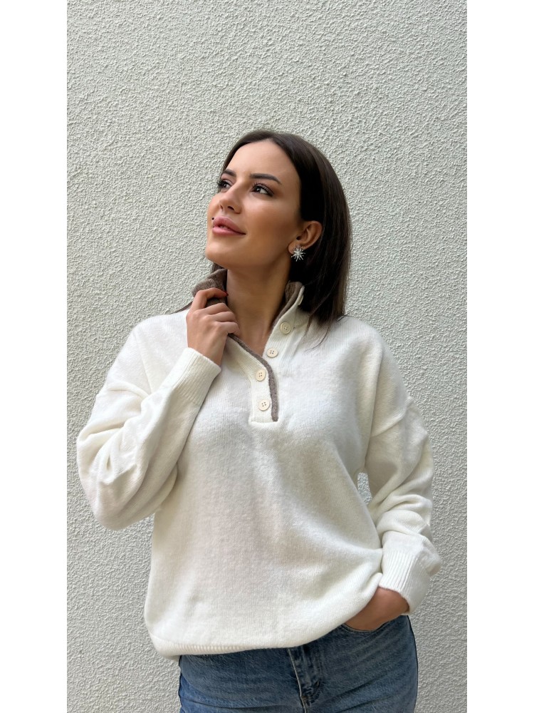 Beyaz Yaka Düğme Detaylı Triko Kazak