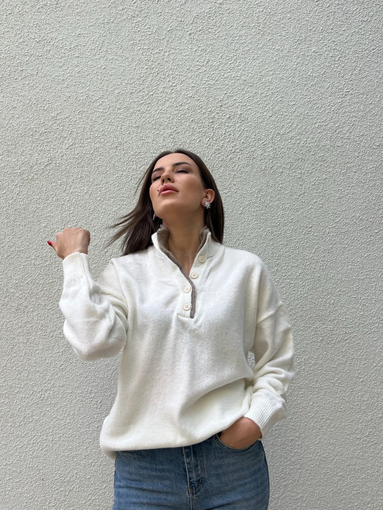 Beyaz Yaka Düğme Detaylı Triko Kazak