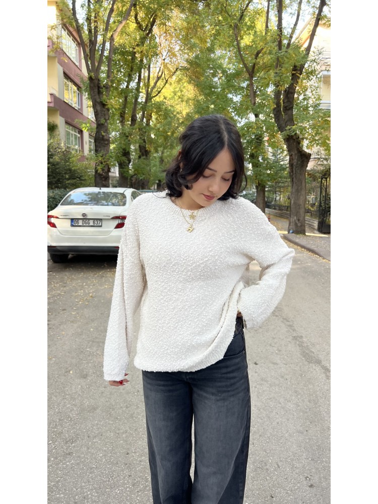 Beyaz Bisiklet Yaka Salaş Triko Kazak