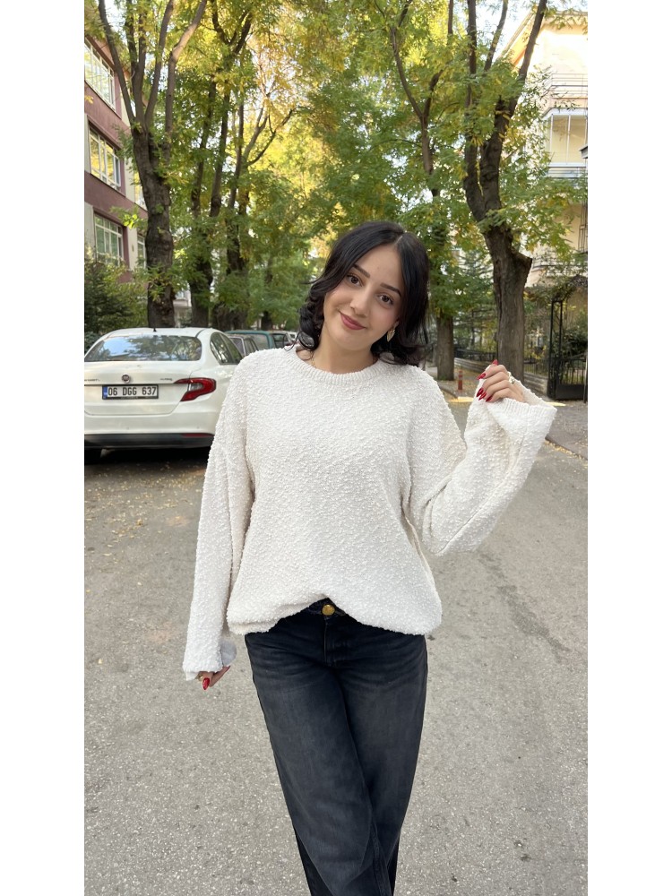 Beyaz Bisiklet Yaka Salaş Triko Kazak