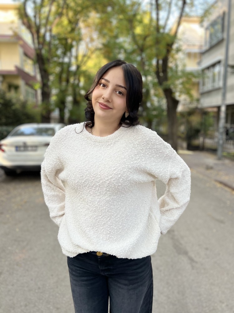 Beyaz Bisiklet Yaka Salaş Triko Kazak