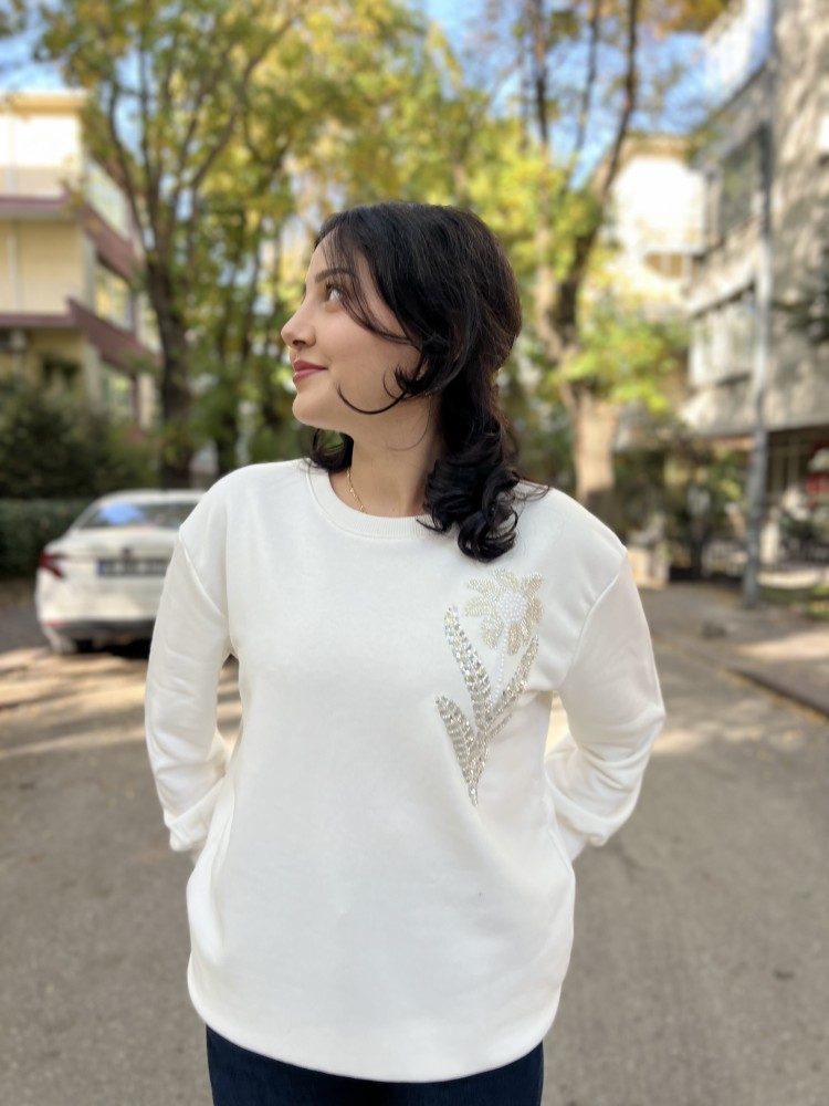 Beyaz Orijinal Marka Bisiklet Yaka Çiçek Taş Detaylı Sweatshirt