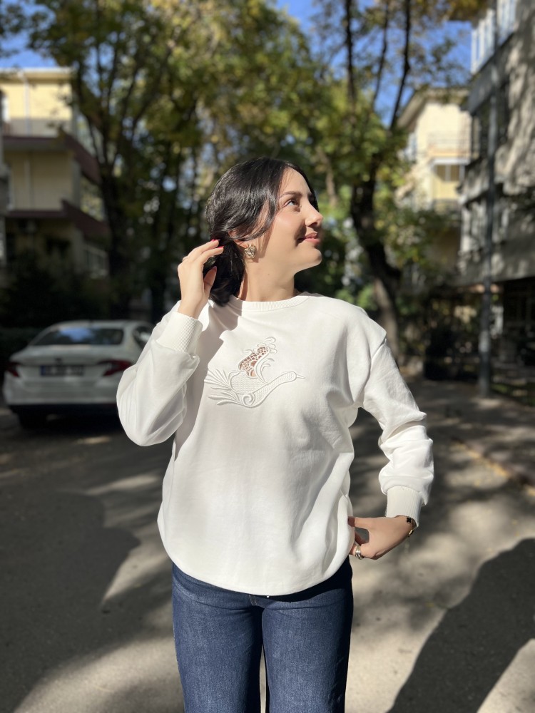 Beyaz Orijinal Marka Nakış Kuş Detaylı Sweatshirt